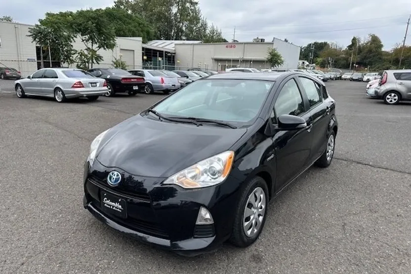 2014 Toyota Prius C One photo 1