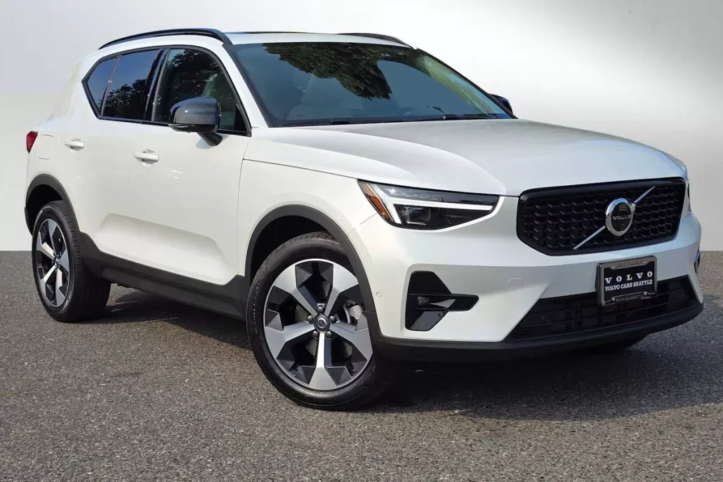 2026 Volvo XC40 Plus photo 1