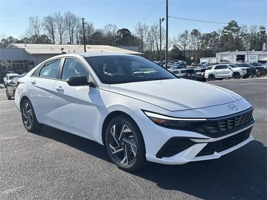 2025 Hyundai Elantra SEL Sport photo 1