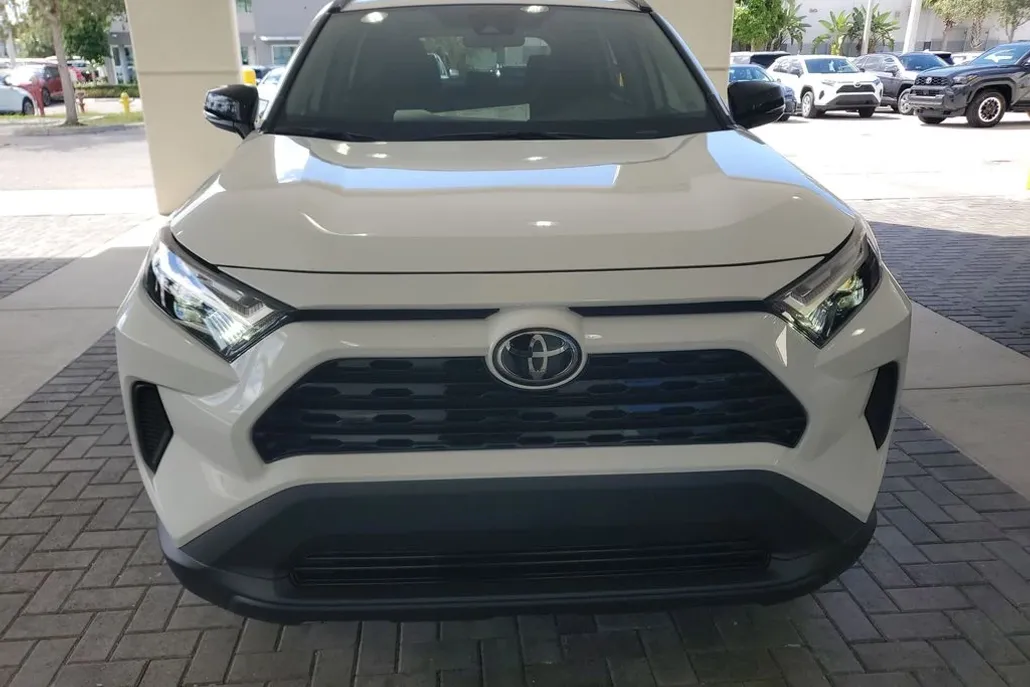 2025 Toyota RAV4 XLE photo 1