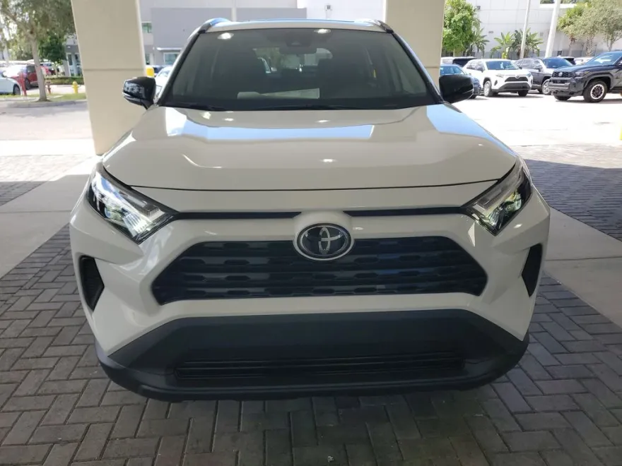 2025 Toyota RAV4 XLE photo 1