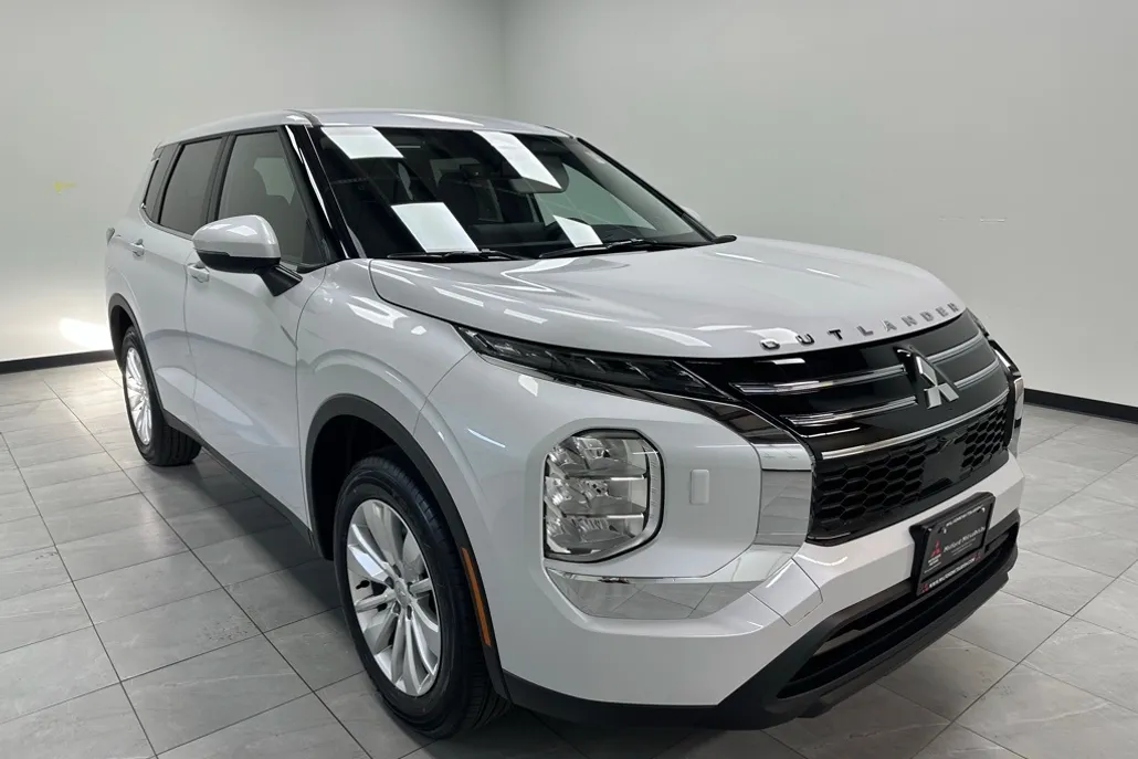 2025 Mitsubishi Outlander ES photo 1