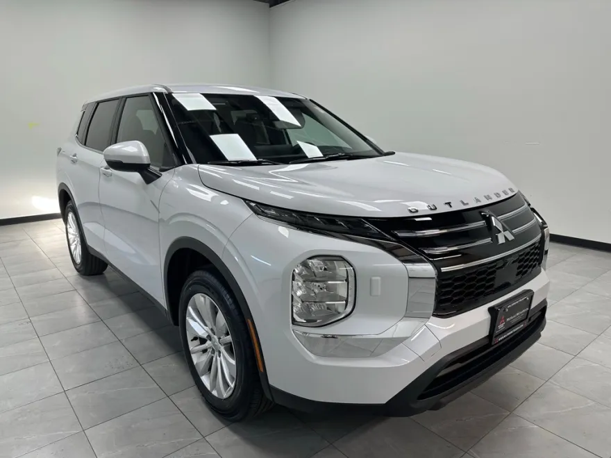 2025 Mitsubishi Outlander ES photo 1