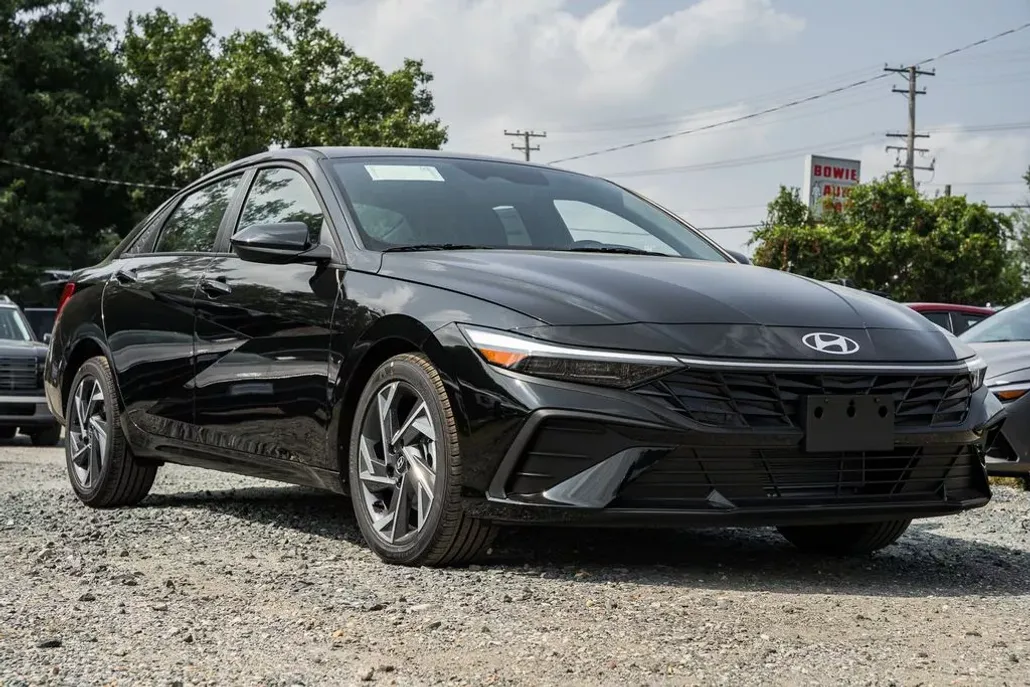 2025 Hyundai Elantra SEL Sport photo 1