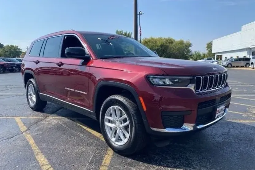 2025 Jeep Grand Cherokee Laredo photo 1