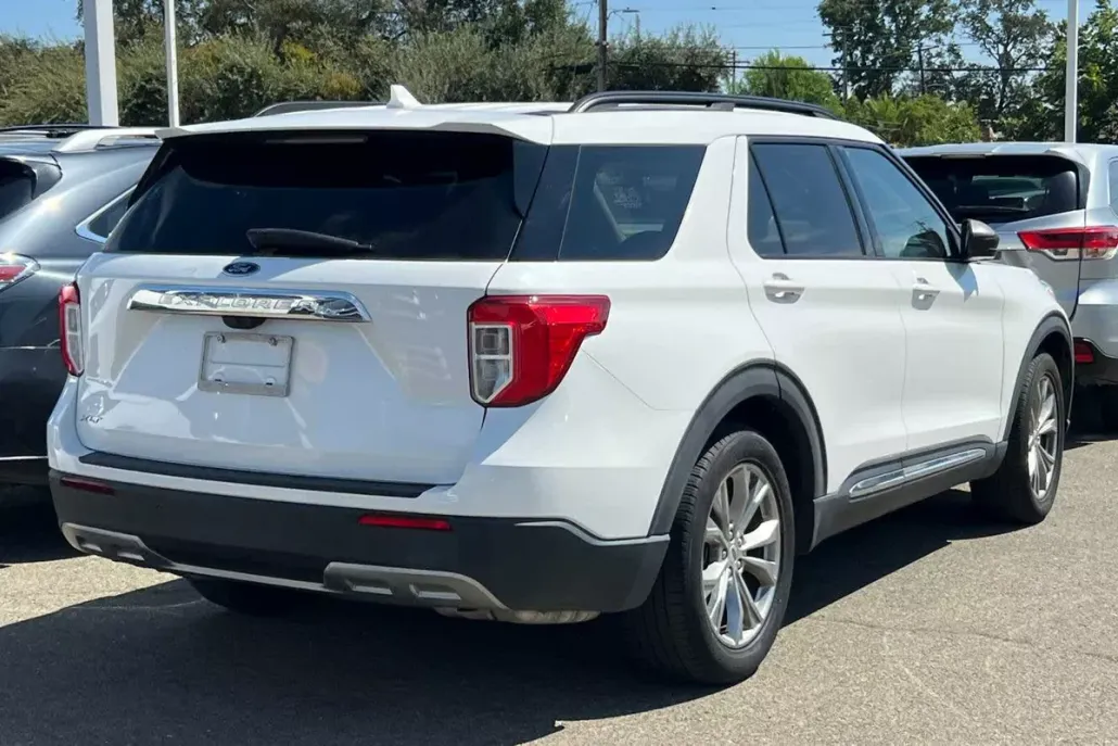 2021 Ford Explorer XLT photo 1