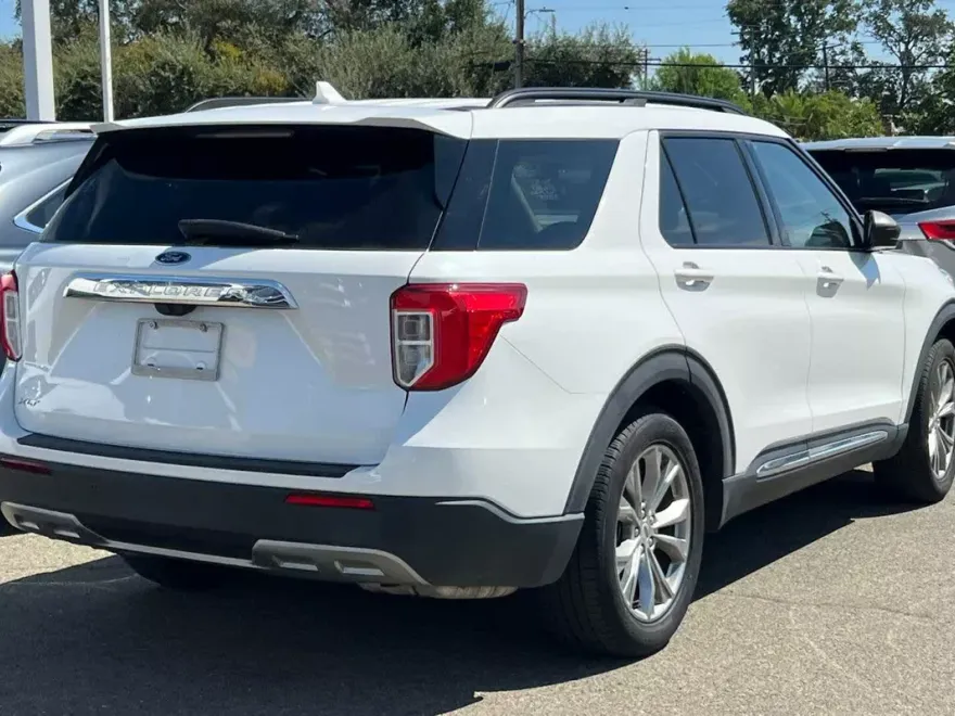 2021 Ford Explorer XLT photo 1