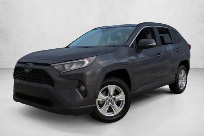 2020 Toyota RAV4 XLE photo 1