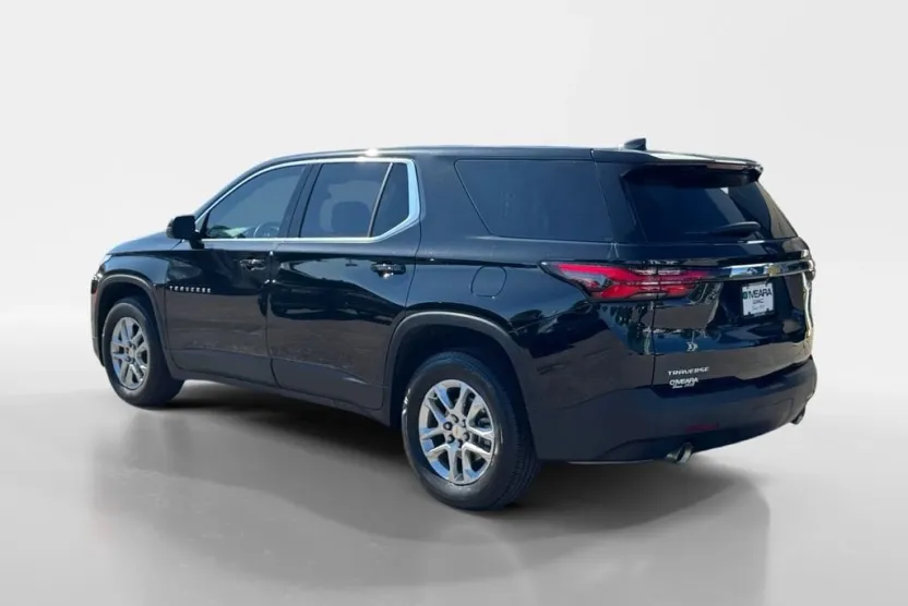 2023 Chevrolet Traverse LS photo 1