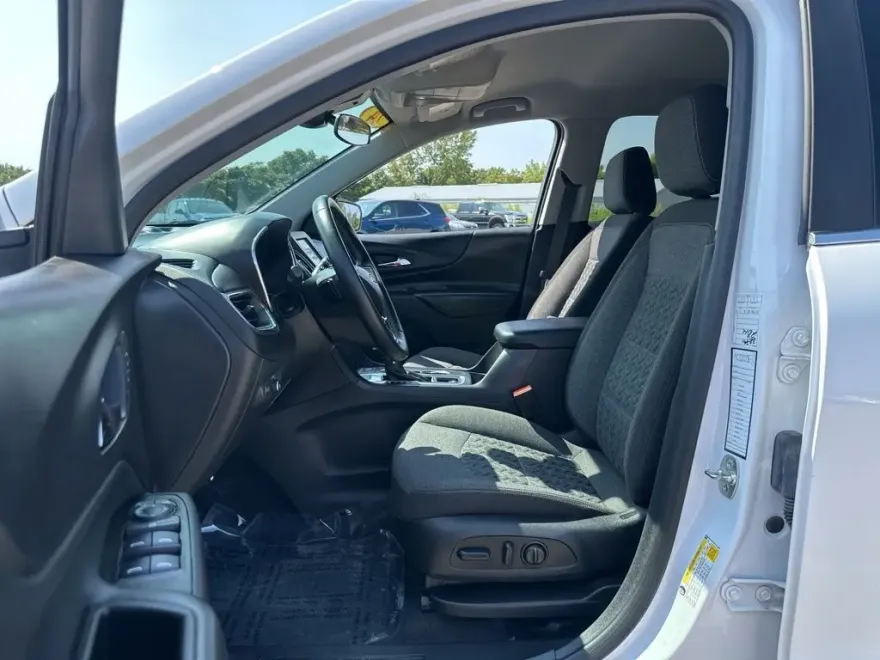 2024 Chevrolet Equinox LT photo 1