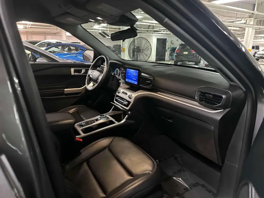 2023 Ford Explorer XLT photo 13