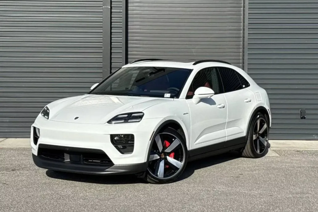 2025 Porsche Macan Electric photo 1