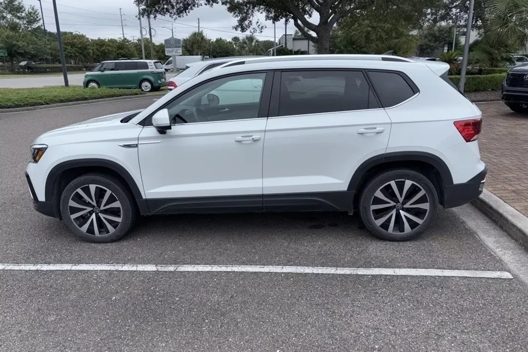 2022 Volkswagen Taos SE photo 1