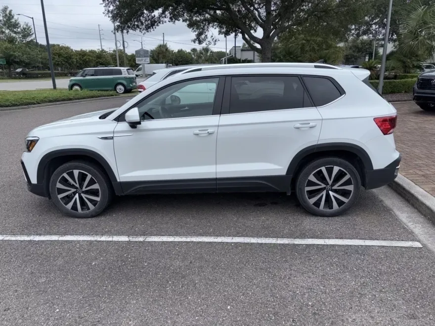 2022 Volkswagen Taos SE photo 1