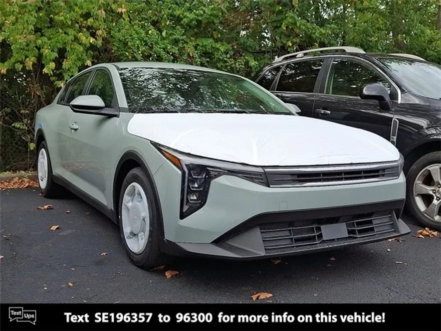 2025 Kia K4 LXS photo 1