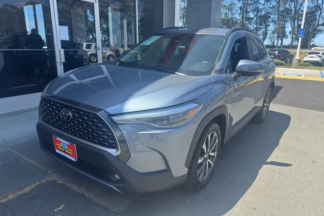 2023 Toyota Corolla Cross XLE photo 1