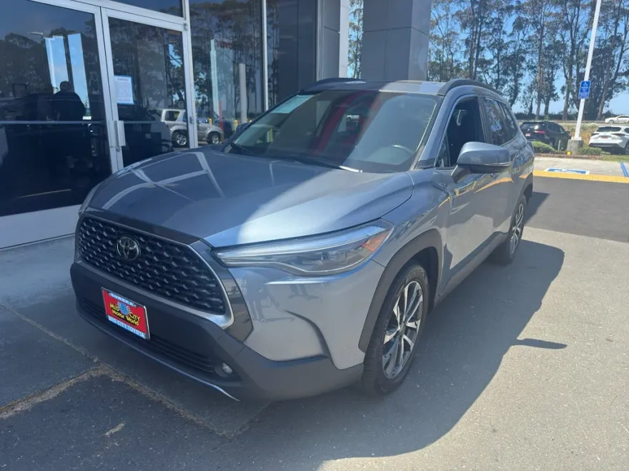 2023 Toyota Corolla Cross XLE photo 1