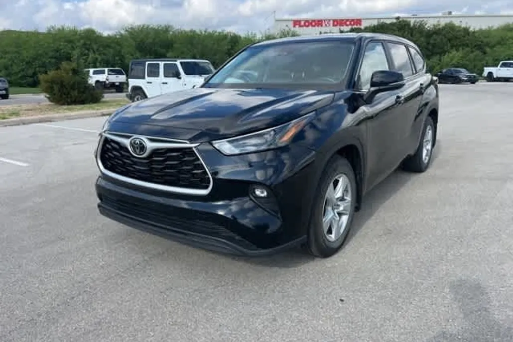 2023 Toyota Highlander LE photo 1