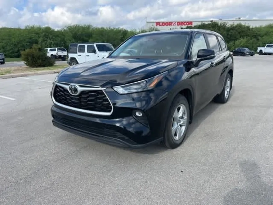 2023 Toyota Highlander LE photo 1