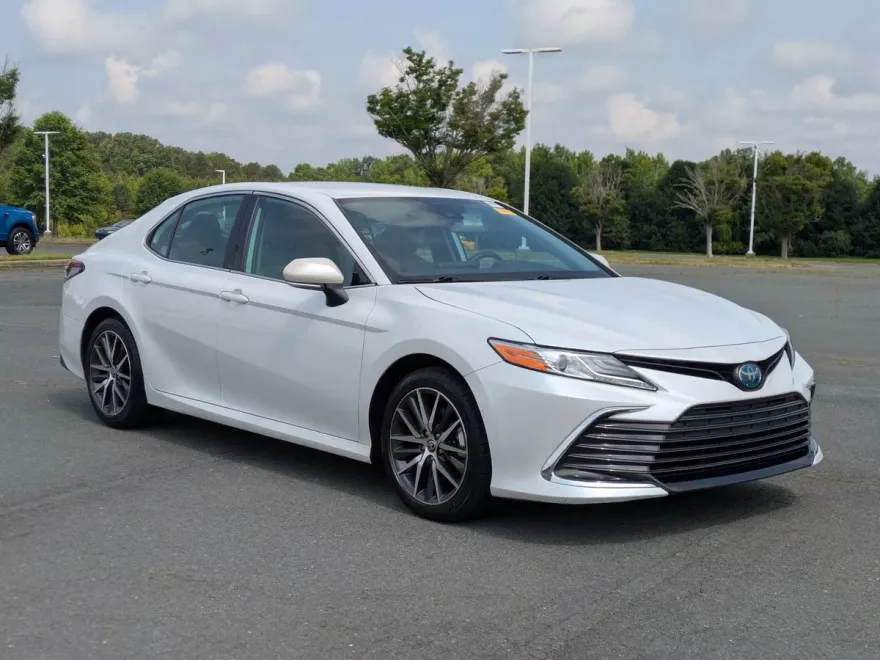 2022 Toyota Camry Hybrid XLE photo 1