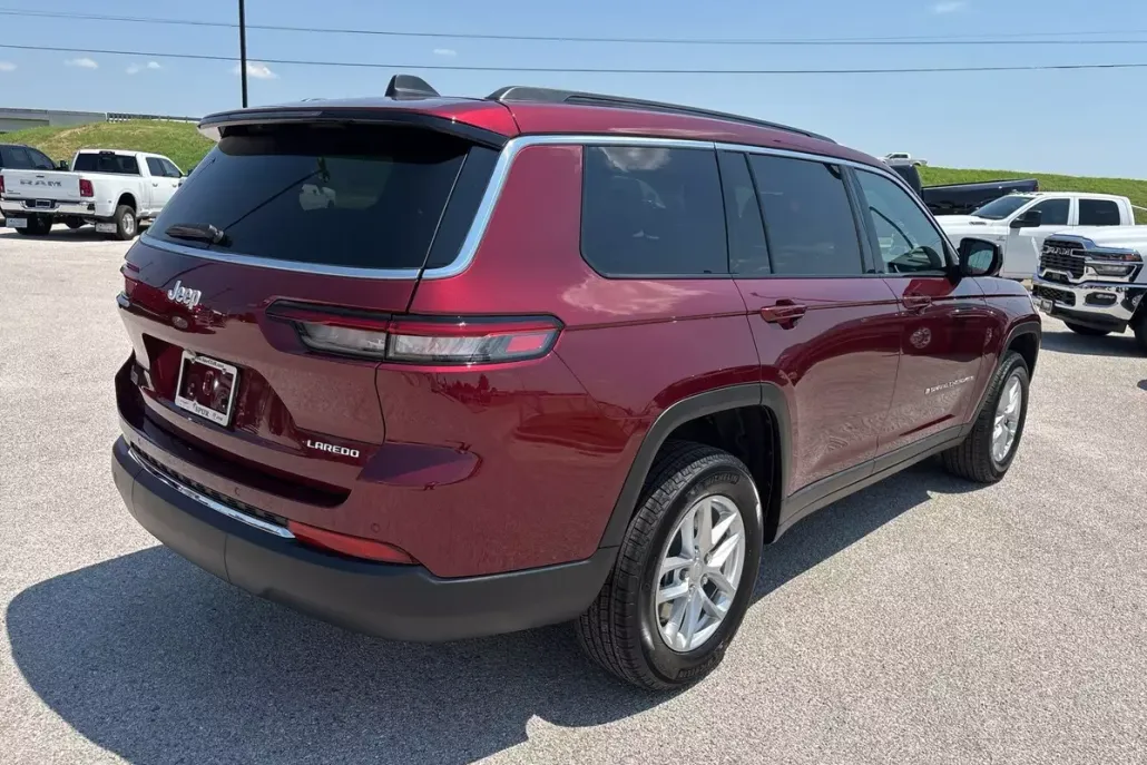 2025 Jeep Grand Cherokee Laredo photo 1
