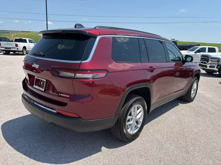 2025 Jeep Grand Cherokee Laredo photo 1