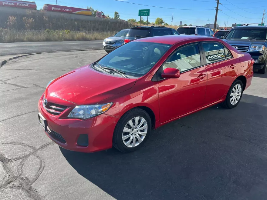 2013 Toyota Corolla LE photo 1