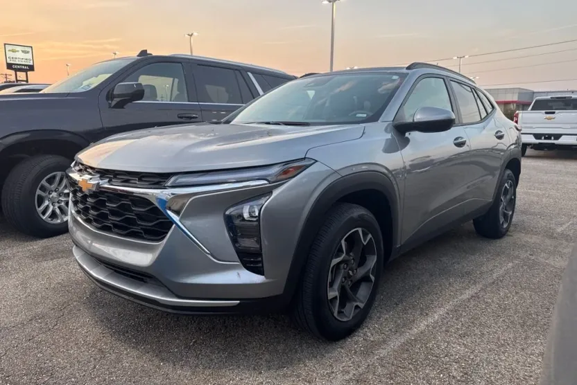 2025 Chevrolet Trax LT photo 1