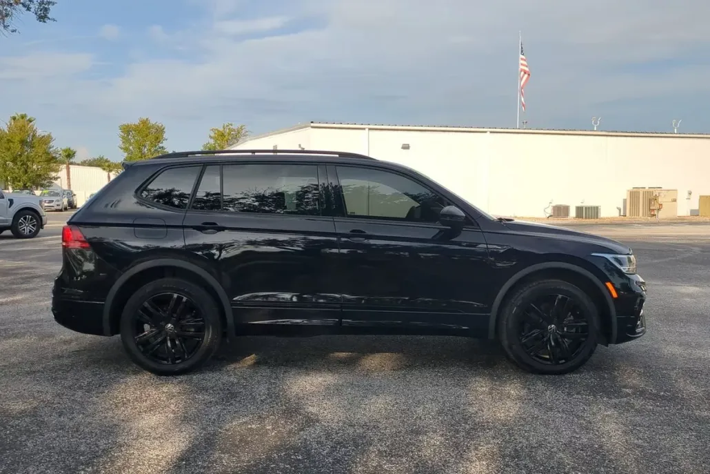2022 Volkswagen Tiguan SE R-Line Black photo 1