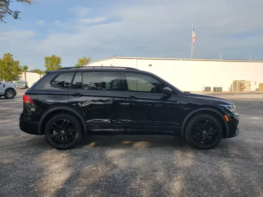 2022 Volkswagen Tiguan SE R-Line Black photo 1