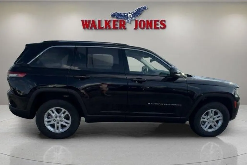 2023 Jeep Grand Cherokee Laredo photo 1