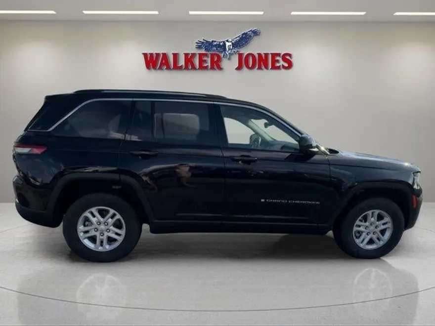 2023 Jeep Grand Cherokee Laredo photo 1