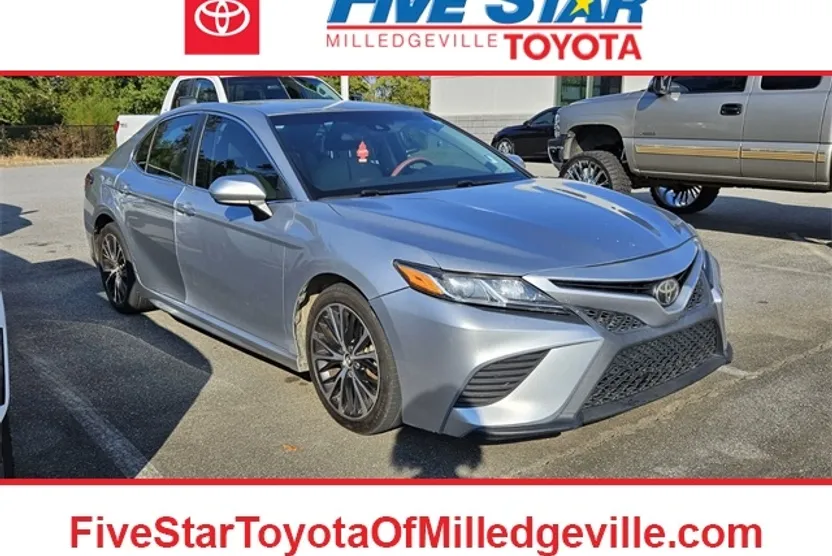 2018 Toyota Camry SE photo 1
