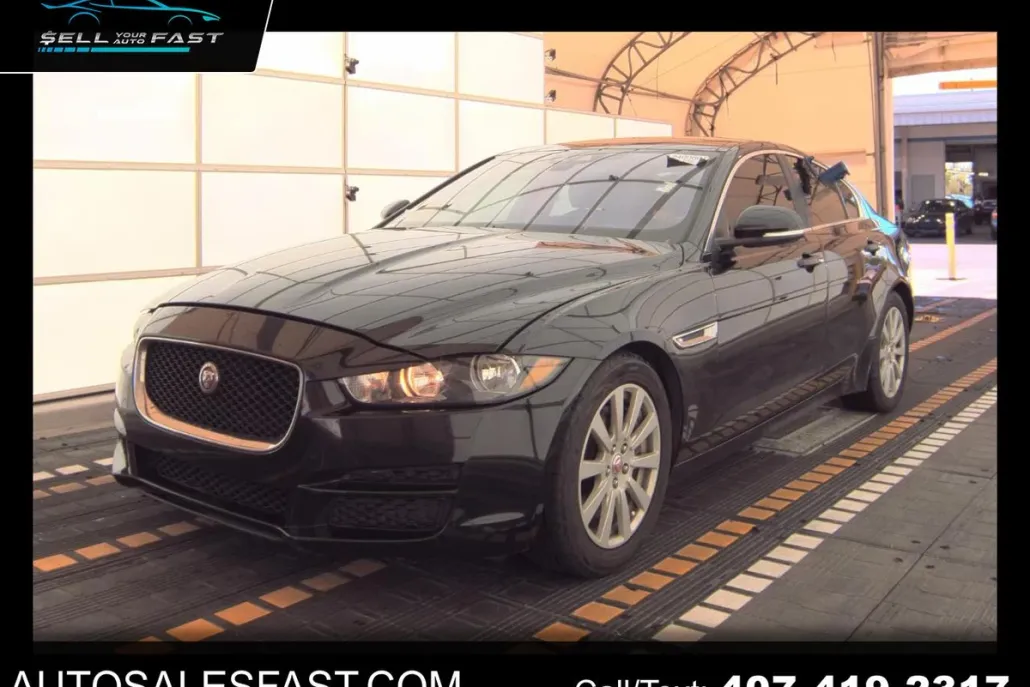 2019 Jaguar XE photo 1