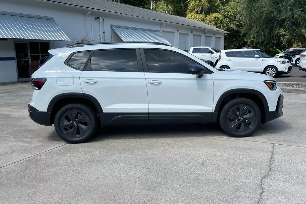 2025 Volkswagen Taos S photo 1
