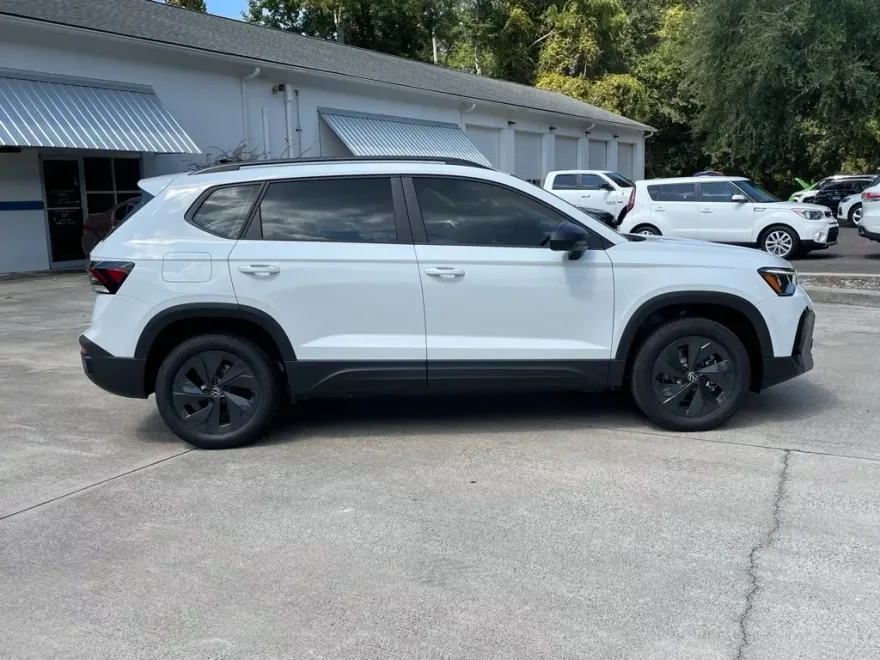 2025 Volkswagen Taos S photo 1