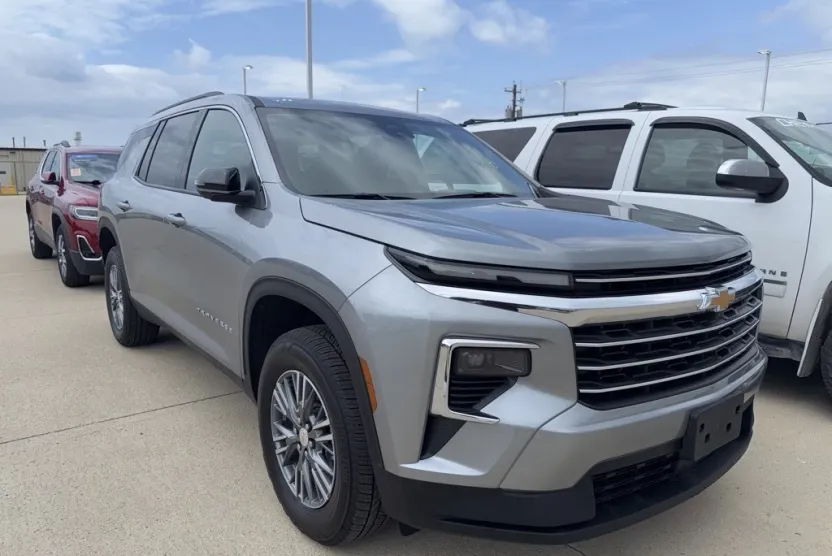2025 Chevrolet Traverse 2LT photo 1