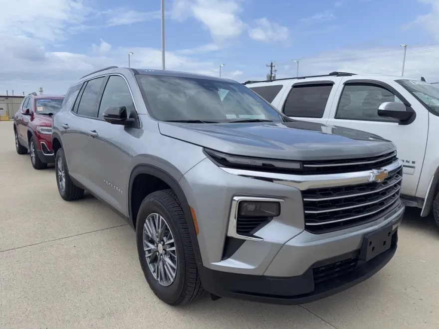 2025 Chevrolet Traverse 2LT photo 1