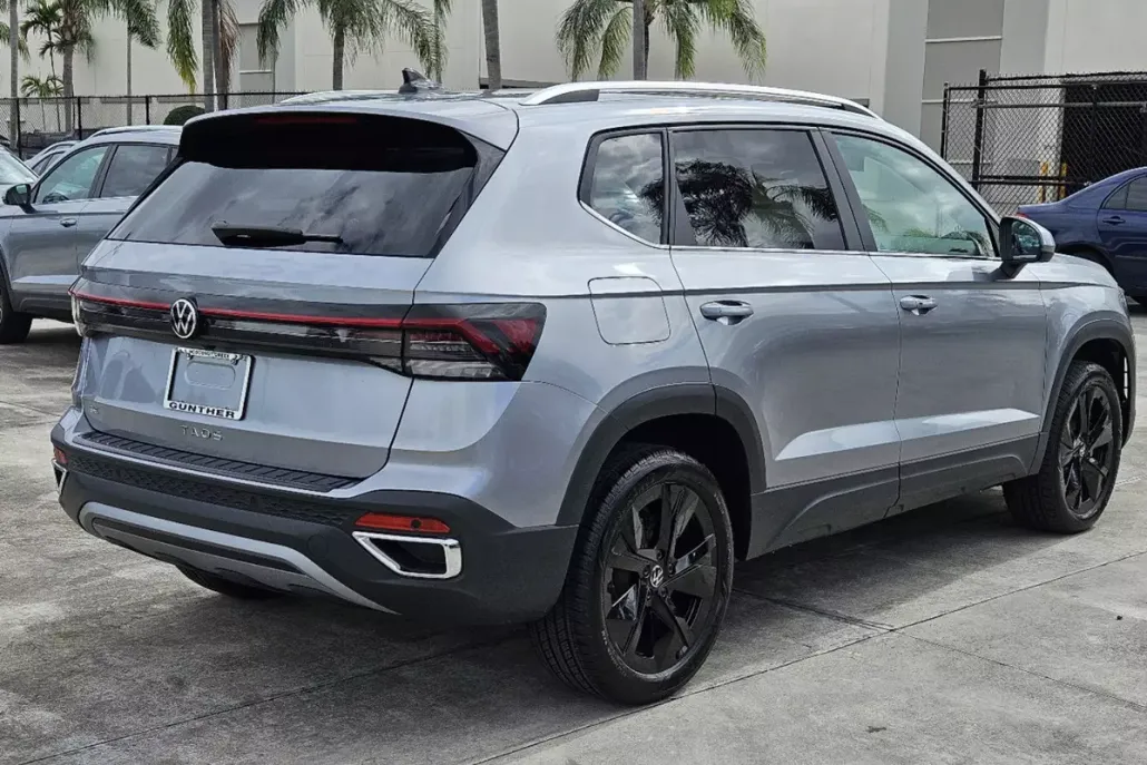 2025 Volkswagen Taos SE photo 1