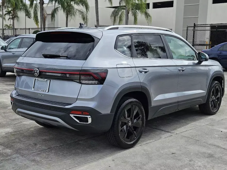2025 Volkswagen Taos SE photo 1