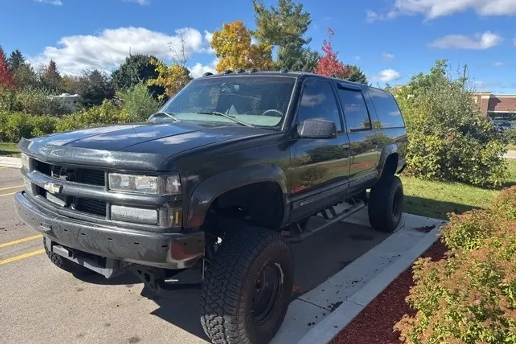 1997 Chevrolet Suburban 1500 Base photo 1