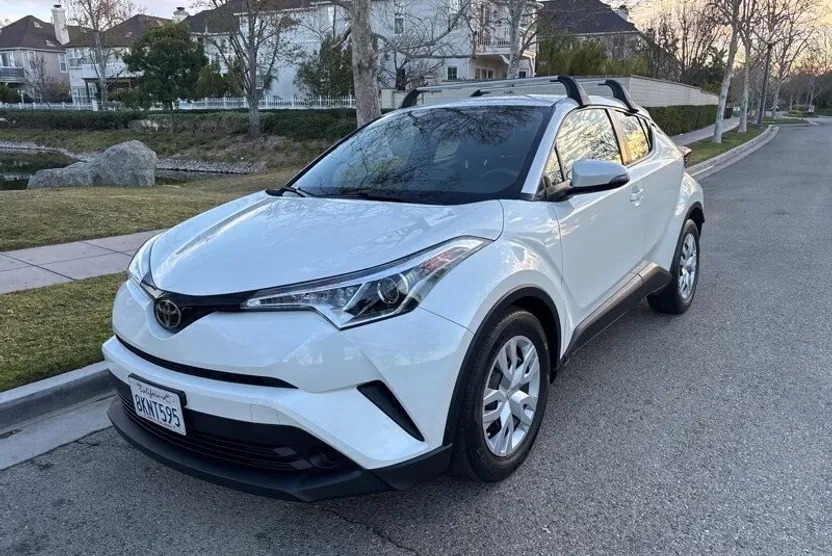 2019 Toyota C-HR LE photo 1
