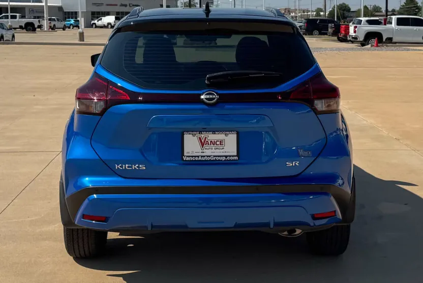 2023 Nissan Kicks SR photo 1