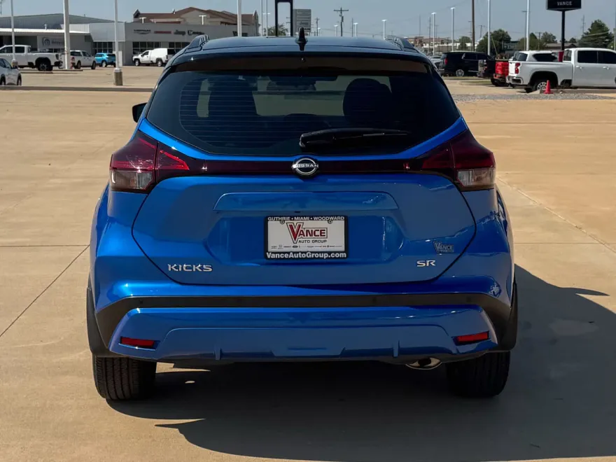 2023 Nissan Kicks SR photo 1