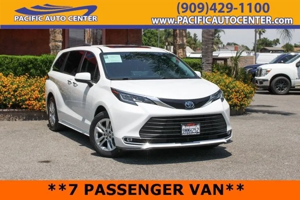 2022 Toyota Sienna XLE photo 1