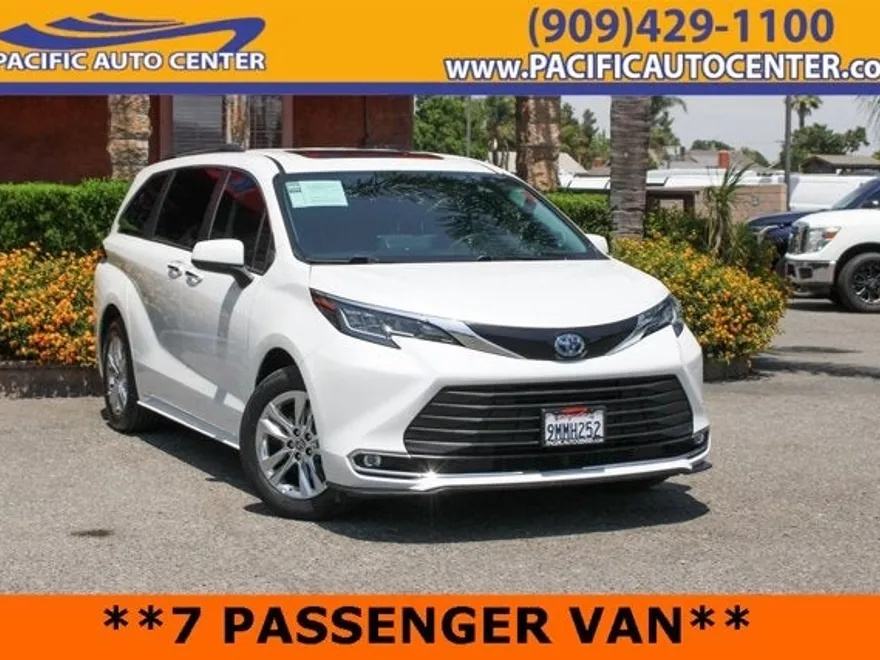 2022 Toyota Sienna XLE photo 1