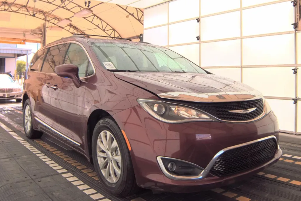 2017 Chrysler Pacifica Touring L photo 1