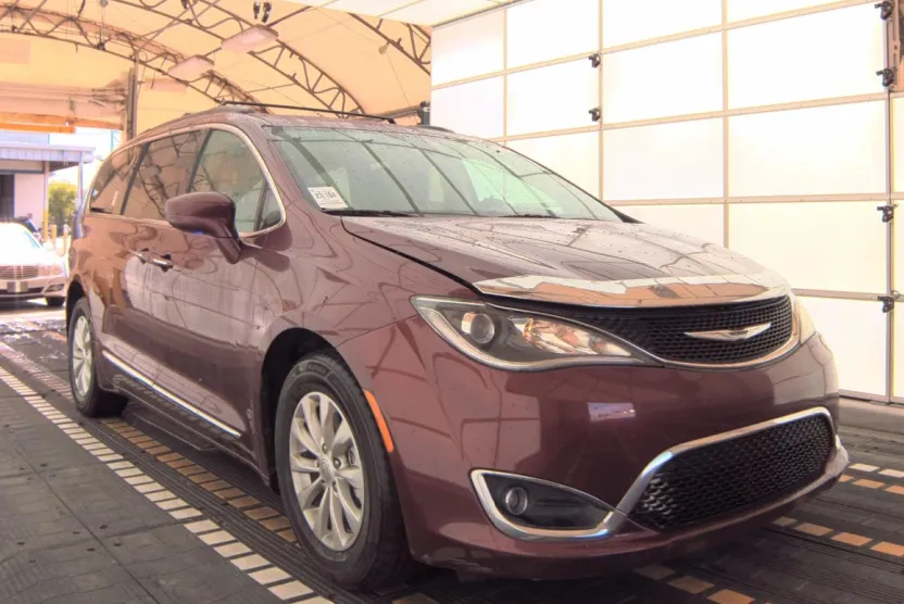 2017 Chrysler Pacifica Touring L photo 1