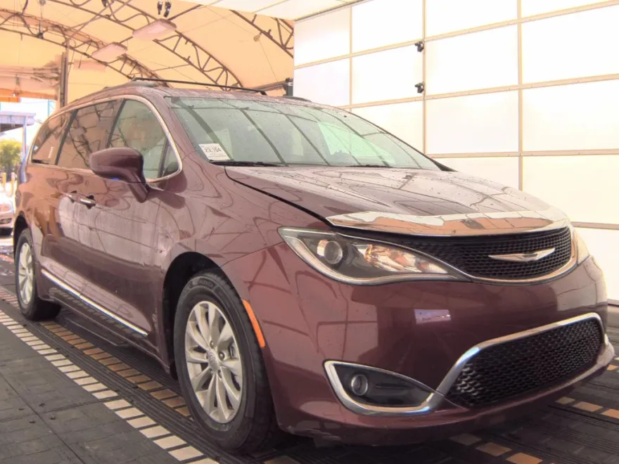 2017 Chrysler Pacifica Touring L photo 1
