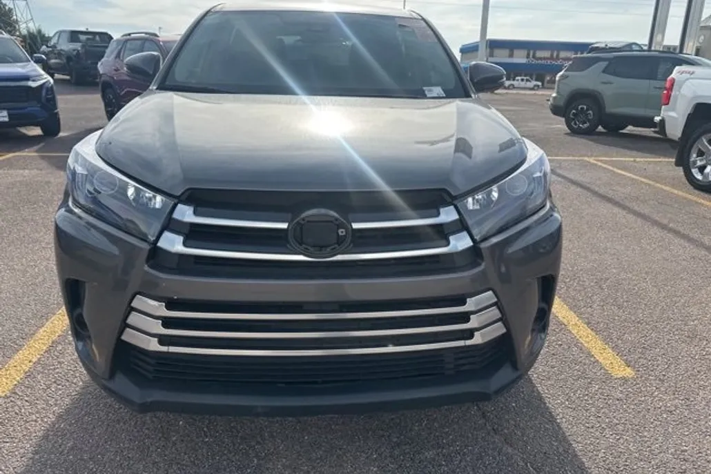2018 Toyota Highlander LE photo 1